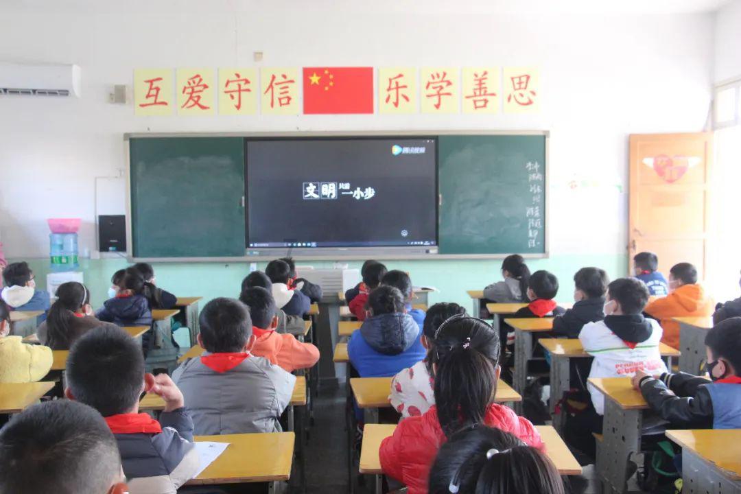 笑脸球的冒险之旅